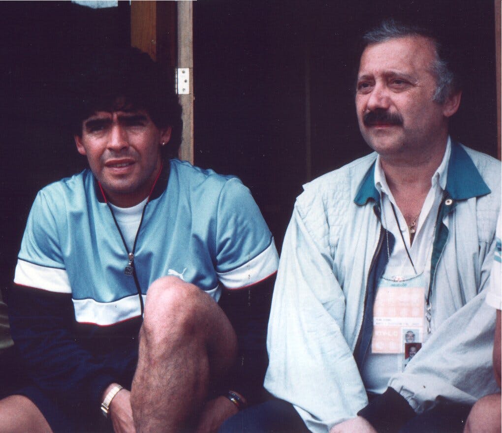 Minà assiste a una partita dei Mondiali con Diego A. Maradona